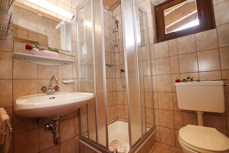 Appartements Rössl mit Badezimmer mit Dusche und WC