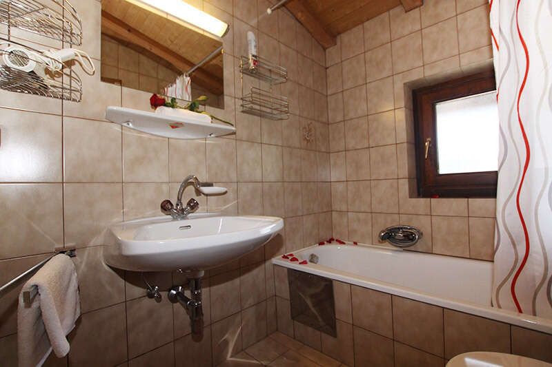 Apartments Rössl with bathroom and tub