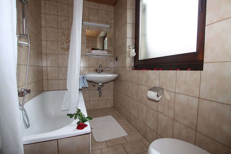 Appartements Rössl mit Badezimmer mit Wanne und WC